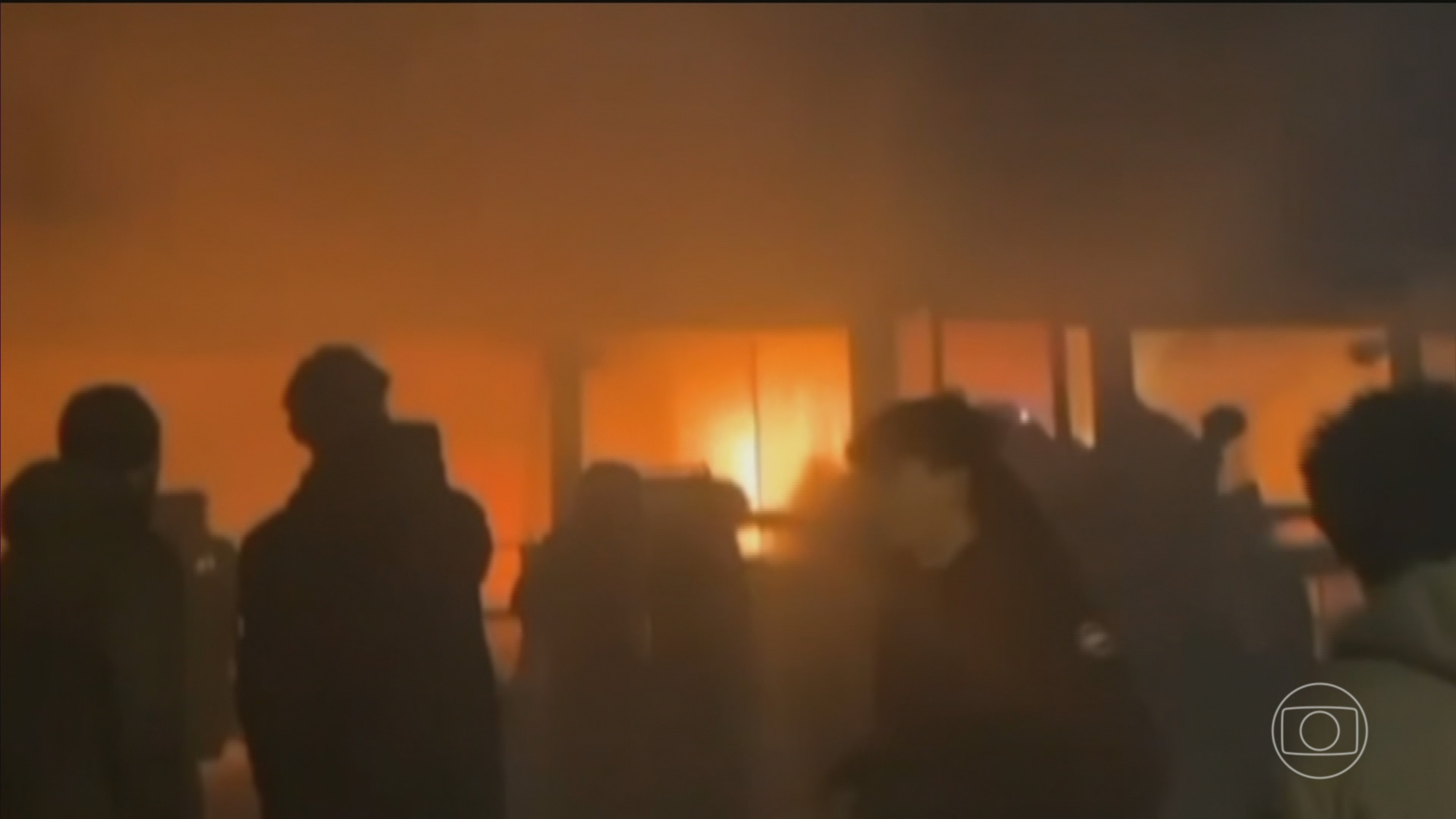 Bar alvo de incêndio na Suíça que matou 40 pessoas não era vistoriado desde 2020, diz prefeito